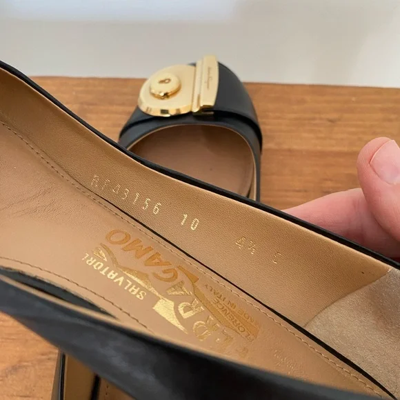 Salvatore Ferragamo Fiamma keyhole black and gold flats - Picture 12 of 12